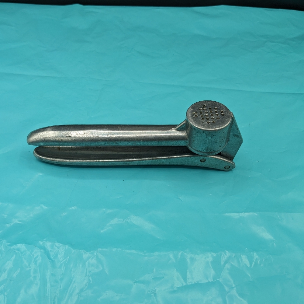 Vintage Garlic Press Handheld Garlic Juicer Vintage Kitchen Gadget Japan - Picture 2 of 10